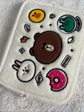 LINE FRIENDS Brown & Friends Patch Zip Pouch Cream Sherpa